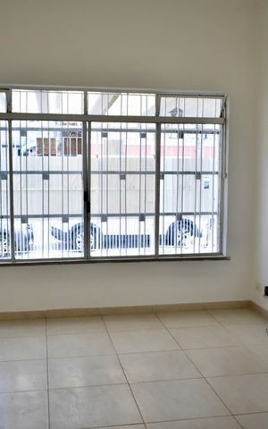 Casa à venda com 160m², 2 quartos e 2 vagas Casa à venda com 160m², 2 quartos e 2 vagasSala