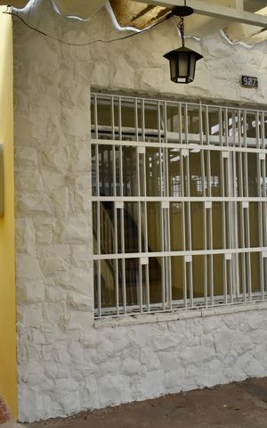 Casa à venda com 160m², 2 quartos e 2 vagas Casa à venda com 160m², 2 quartos e 2 vagasEntrada