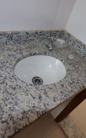 Apartamento à venda com 100m², 2 quartos e 2 vagasBanheiro da Suíte - Pia