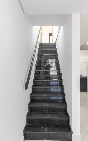 Casa à venda com 200m², 3 quartos e 2 vagasEscada na Sala