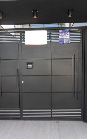 Casa à venda com 200m², 3 quartos e 2 vagasFachada + Plaquinha