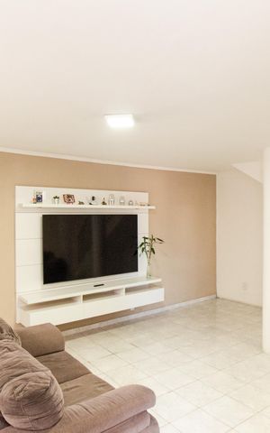 Casa à venda com 209m², 3 quartos e 2 vagas Casa à venda com 209m², 3 quartos e 2 vagasSala