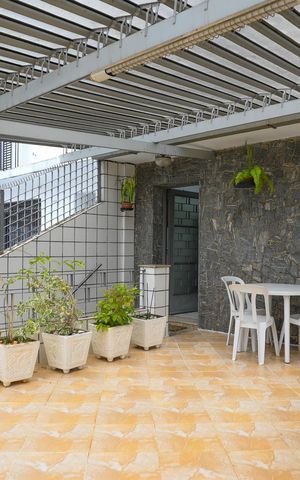Casa à venda com 250m², 3 quartos e 2 vagas Casa à venda com 250m², 3 quartos e 2 vagasTerraço