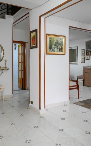 Casa à venda com 250m², 3 quartos e 2 vagas Casa à venda com 250m², 3 quartos e 2 vagasSala