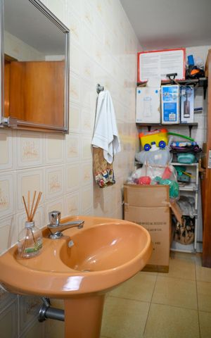 Casa à venda com 250m², 3 quartos e 2 vagas Casa à venda com 250m², 3 quartos e 2 vagasEdícula - Banheiro