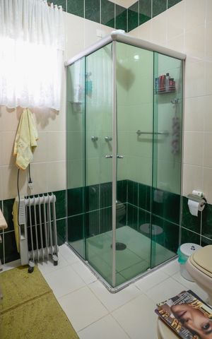Casa à venda com 250m², 3 quartos e 2 vagas Casa à venda com 250m², 3 quartos e 2 vagasBanheiro Suíte