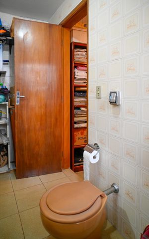 Casa à venda com 250m², 3 quartos e 2 vagas Casa à venda com 250m², 3 quartos e 2 vagasEdícula - Banheiro
