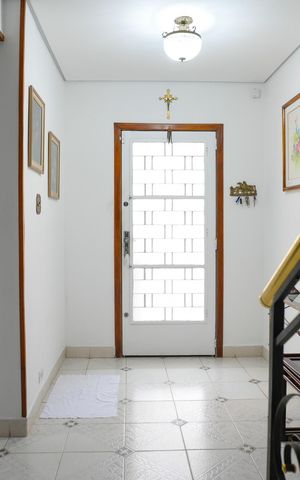 Casa à venda com 250m², 3 quartos e 2 vagas Casa à venda com 250m², 3 quartos e 2 vagasSala