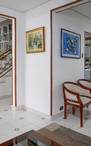 Casa à venda com 250m², 3 quartos e 2 vagas Casa à venda com 250m², 3 quartos e 2 vagasSala