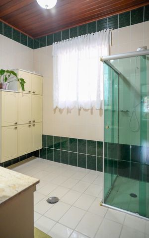 Casa à venda com 250m², 3 quartos e 2 vagas Casa à venda com 250m², 3 quartos e 2 vagasBanheiro Social