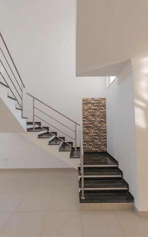 Casa de condomínio à venda com 250m², 4 quartos e 2 vagas Casa de condomínio à venda com 250m², 4 quartos e 2 vagasEscada da Sala