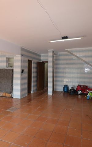 Casa à venda com 328m², 4 quartos e 4 vagasGaragem
