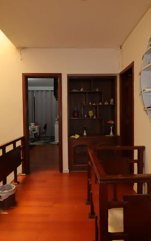 Casa à venda com 328m², 4 quartos e 4 vagasEscada