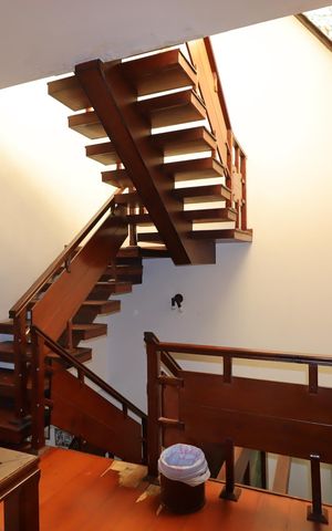 Casa à venda com 328m², 4 quartos e 4 vagasEscada