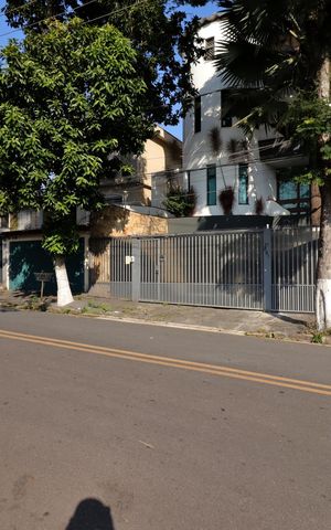 Casa à venda com 328m², 4 quartos e 4 vagasFachada