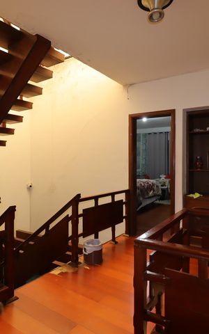 Casa à venda com 328m², 4 quartos e 4 vagasEscada