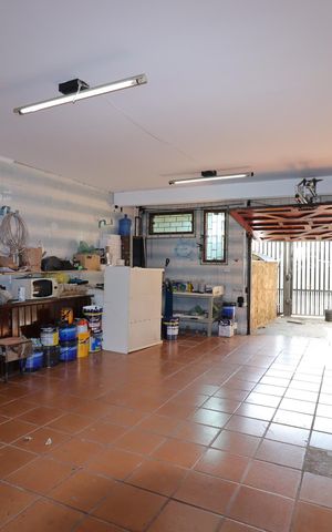 Casa à venda com 328m², 4 quartos e 4 vagasGaragem