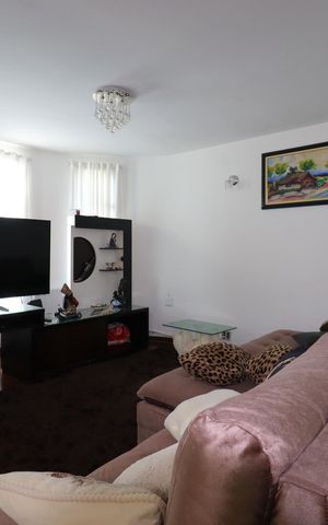 Casa à venda com 328m², 4 quartos e 4 vagasSala de TV 1