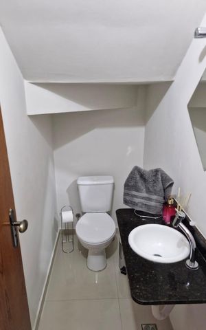 Casa à venda com 90m², 2 quartos e 2 vagas Casa à venda com 90m², 2 quartos e 2 vagasBanheiro