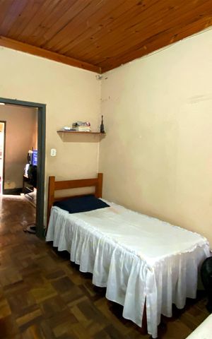 Casa à venda com 400m², 4 quartos e 6 vagas Casa à venda com 400m², 4 quartos e 6 vagasEdícula - Quarto