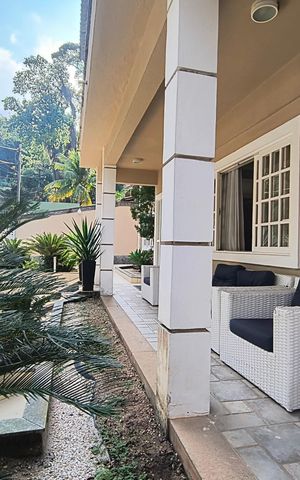 Casa de condomínio à venda com 600m², 4 quartos e 5 vagas Casa de condomínio à venda com 600m², 4 quartos e 5 vagasVaranda