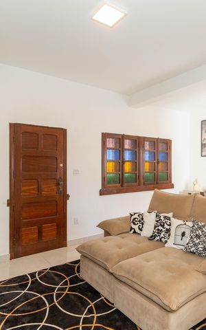 Casa à venda com 370m², 6 quartos e 3 vagas Casa à venda com 370m², 6 quartos e 3 vagasSala