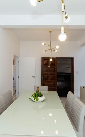 Casa à venda com 370m², 6 quartos e 3 vagas Casa à venda com 370m², 6 quartos e 3 vagasSala