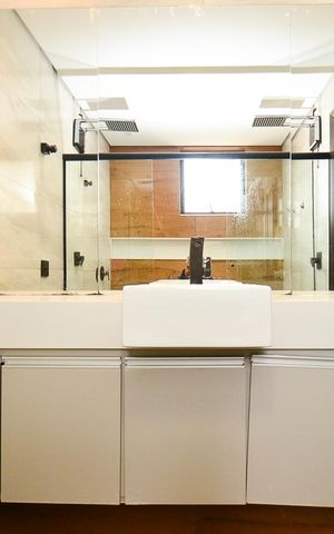 Casa à venda com 420m², 6 quartos e 2 vagas Casa à venda com 420m², 6 quartos e 2 vagasBanheiro suite