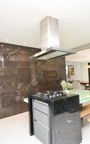 Casa à venda com 420m², 6 quartos e 2 vagas Casa à venda com 420m², 6 quartos e 2 vagasCozinha