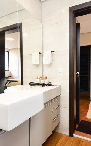 Casa à venda com 420m², 6 quartos e 2 vagas Casa à venda com 420m², 6 quartos e 2 vagasBanheiro suite