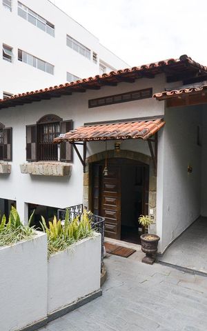 Casa à venda com 420m², 6 quartos e 2 vagas Casa à venda com 420m², 6 quartos e 2 vagasGaragem