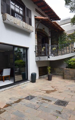 Casa à venda com 420m², 6 quartos e 2 vagas Casa à venda com 420m², 6 quartos e 2 vagasÁrea Externa