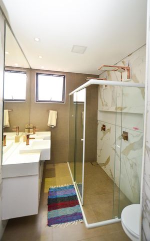 Casa à venda com 420m², 6 quartos e 2 vagas Casa à venda com 420m², 6 quartos e 2 vagasBanheiro social