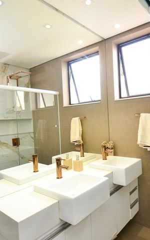 Casa à venda com 420m², 6 quartos e 2 vagas Casa à venda com 420m², 6 quartos e 2 vagasBanheiro social