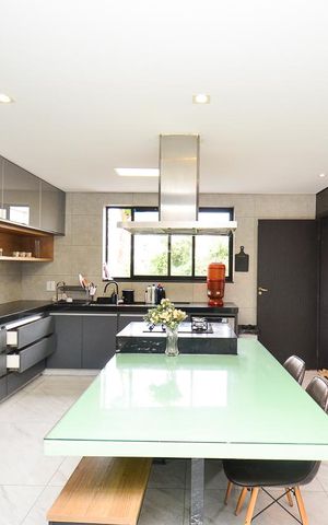 Casa à venda com 420m², 6 quartos e 2 vagas Casa à venda com 420m², 6 quartos e 2 vagasCozinha