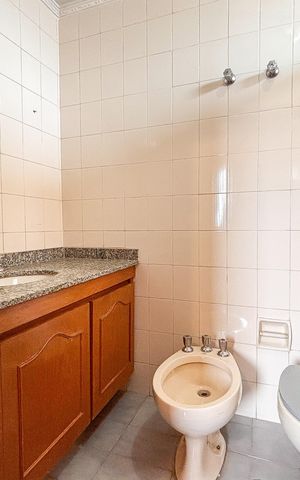 Apartamento para alugar com 200m², 3 quartos e 3 vagas Apartamento para alugar com 200m², 3 quartos e 3 vagasBanheiro da Suíte 1