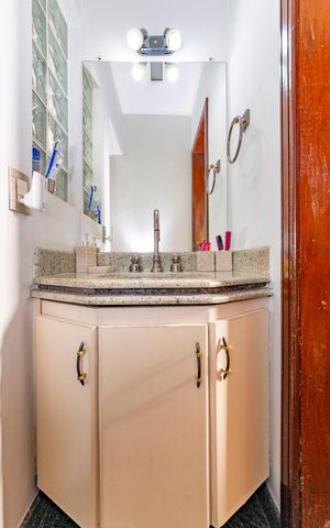 Apartamento à venda com 282m², 5 quartos e 2 vagas Apartamento à venda com 282m², 5 quartos e 2 vagasBanheiro Social 1