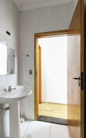 Casa à venda com 200m², 2 quartos e 3 vagas Casa à venda com 200m², 2 quartos e 3 vagasBanheiro Social