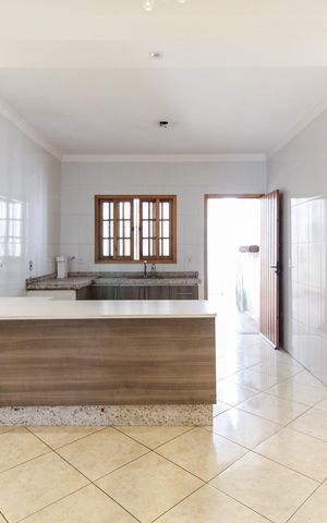 Casa à venda com 200m², 2 quartos e 3 vagas Casa à venda com 200m², 2 quartos e 3 vagasCozinha