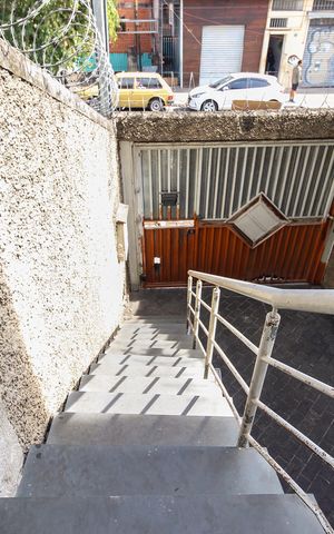 Casa à venda com 200m², 2 quartos e 3 vagas Casa à venda com 200m², 2 quartos e 3 vagasEntrada