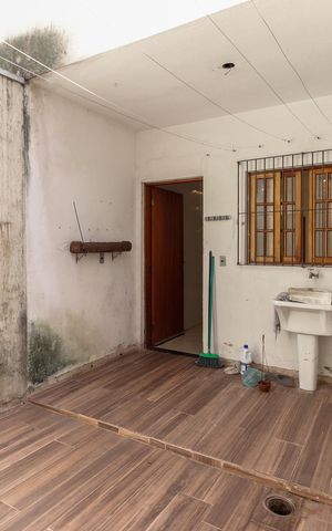 Casa à venda com 200m², 2 quartos e 3 vagas Casa à venda com 200m², 2 quartos e 3 vagasÁrea de Serviço - Quintal