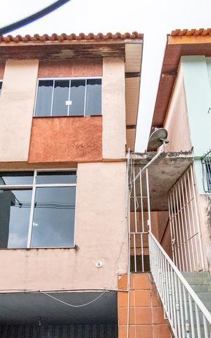 Casa à venda com 130m², 3 quartos e 4 vagas Casa à venda com 130m², 3 quartos e 4 vagasFachada