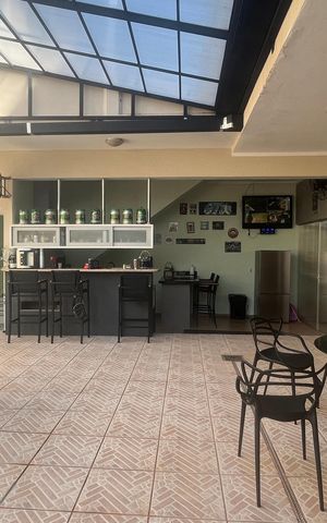 Casa à venda com 799m², 6 quartos e 3 vagas Casa à venda com 799m², 6 quartos e 3 vagasÁrea comum - Piscina