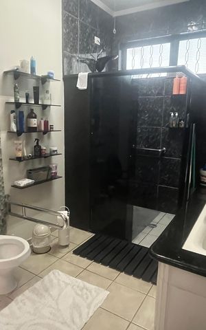 Casa à venda com 799m², 6 quartos e 3 vagas Casa à venda com 799m², 6 quartos e 3 vagasBanheiro da Suíte 1