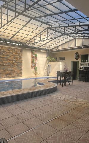 Casa à venda com 799m², 6 quartos e 3 vagas Casa à venda com 799m², 6 quartos e 3 vagasÁrea comum - Piscina
