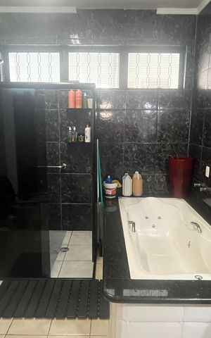 Casa à venda com 799m², 6 quartos e 3 vagas Casa à venda com 799m², 6 quartos e 3 vagasBanheiro da Suíte 1
