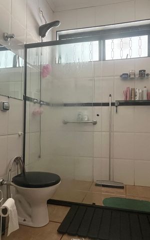 Casa à venda com 799m², 6 quartos e 3 vagas Casa à venda com 799m², 6 quartos e 3 vagasBanheiro da Suíte 2