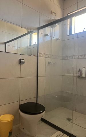 Casa à venda com 799m², 6 quartos e 3 vagas Casa à venda com 799m², 6 quartos e 3 vagasBanheiro do Quarto 4 e 5