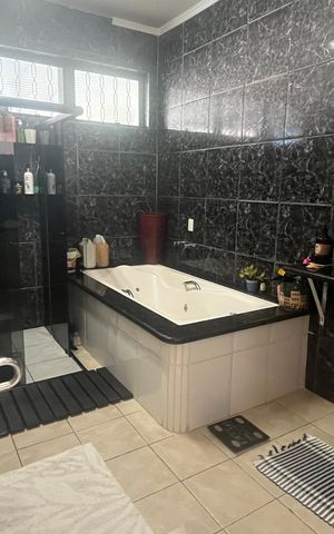 Casa à venda com 799m², 6 quartos e 3 vagas Casa à venda com 799m², 6 quartos e 3 vagasBanheiro da Suíte 1