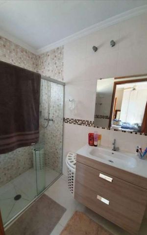 Casa à venda com 260m², 3 quartos e 2 vagas Casa à venda com 260m², 3 quartos e 2 vagasBanheiro